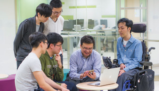 陈博士非常重视与学生的交流。