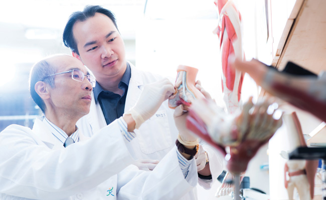 Applying nanomized Chinese herbal plaster onto the injured tendon