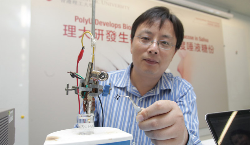 严锋博士示范利用高灵敏度的生物传感器，测量唾液中的葡萄糖水平。