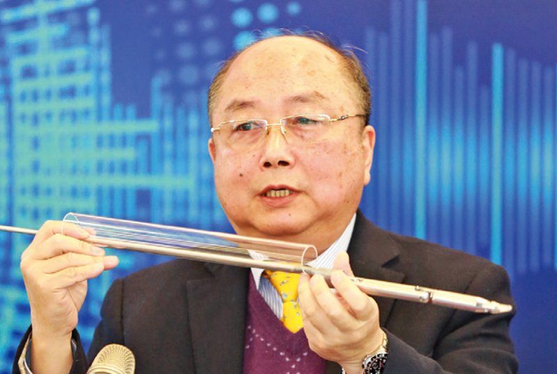 Prof. Yung explains how the robotic arms be inserted into the human body through the cannula for operations.