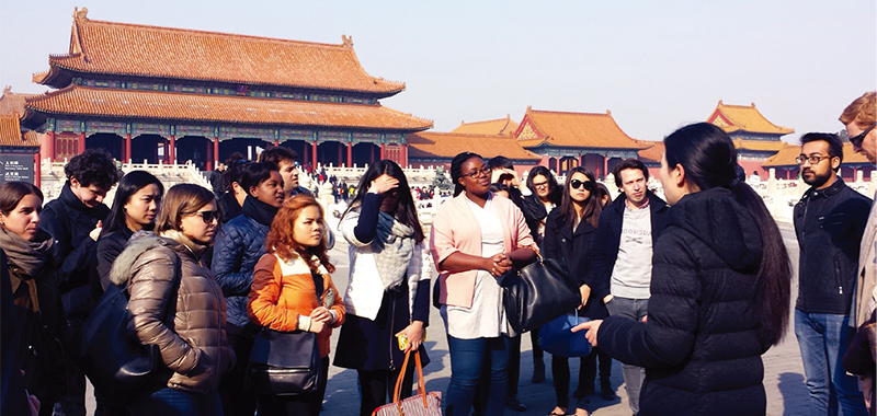 学生在北京和上海考察中，对中国内地旅游业的不断演化加深认识。