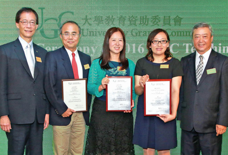 理大校董會主席陳子政先生(右)及校長唐偉章教授(左)恭賀三位得獎者。