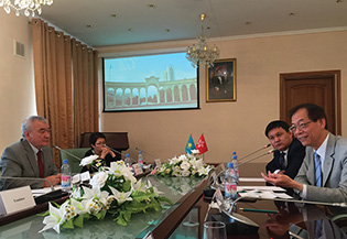 President Tong meets with representatives of Al-Farabi Kazakh National University (left photo) and Nazarbayev Intellectual Schools (right photo).