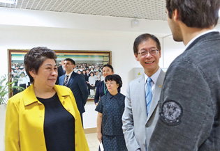 President Tong meets with representatives of Al-Farabi Kazakh National University (left photo) and Nazarbayev Intellectual Schools (right photo).