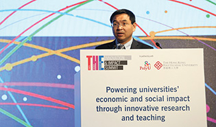 “ 大学最基本的责任，是赋予学生信心去尝试新事物，创造新知识，以及装备他们去贡献社会。”英国萨里大学校长逯高清教授