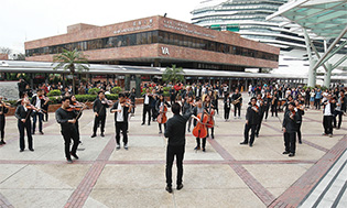 The PolyU Orchestra performed a variation of the melody “Happy Birthday to You” under the baton of Mr Leung Kin-fung.