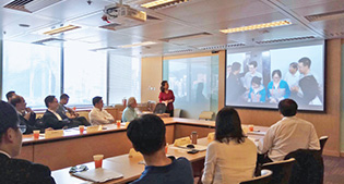 Yuegong-1 Chief Designer Liu Hong meets with PolyU researchers for an exchange.