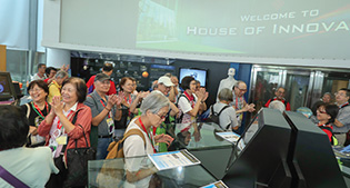 Participants of Buddies’ University paid a visit to House of Innovation to learn about PolyU’s creative innovations.