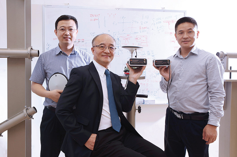 Prof. Ding Xiao-li (middle) and research team members