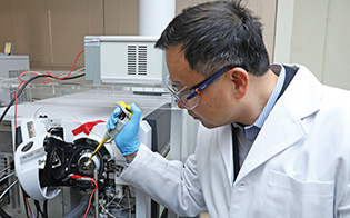 Adopting the direct ionisation mass spectrometry method, Dr Yao Zhong-ping is able to detect the major active components in Chinese medicine samples and authenticate genuine and counterfeit species in just 10 minutes.