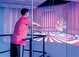 站立工作台复健系统 - 让患者在虚拟场境完成体能任务，训练他们的静态和动态平衡力。