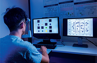 The eye-tracking system can record eyeball movement
           and trace the sequence of information processing
           during the decision-making process.