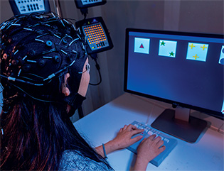 脑电图 - 以电极连接头皮表面，记录脑部活动，而功能性近红外光谱技术