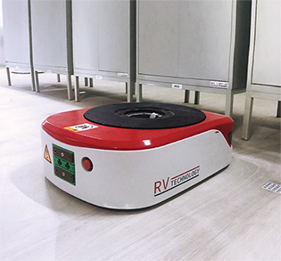  The compact and flexible Autonomous Mobile Robot, utilising QR Code navigation technologies, has a maximum loading of 500 kg. It can easily move the entire storage rack, facilitating fast picking and replenishment.