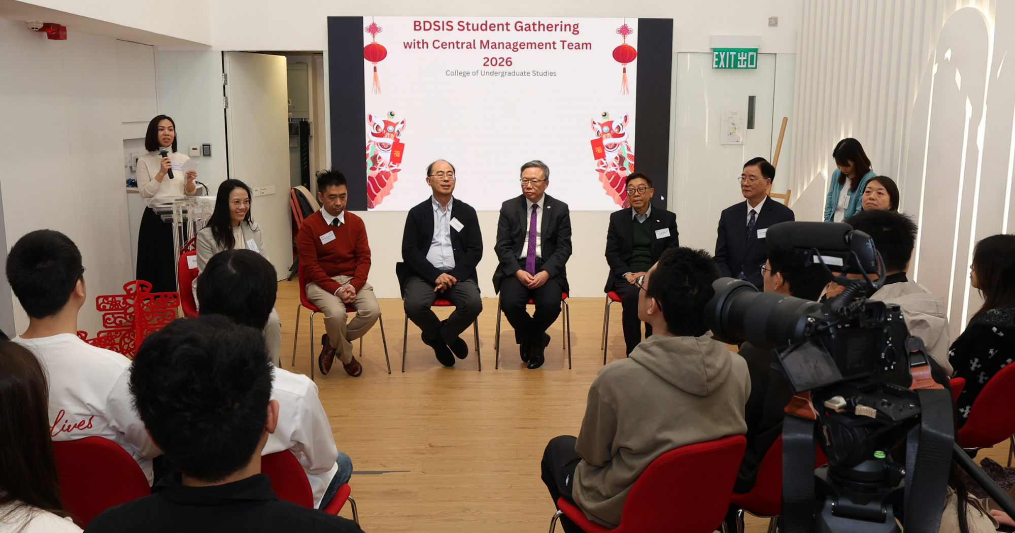 Prof. Jin‑Guang TENG, President of PolyU, together with members of the Central Management Team, engaging warmly with BDSIS students during the afternoon gathering on 2 February 2026.