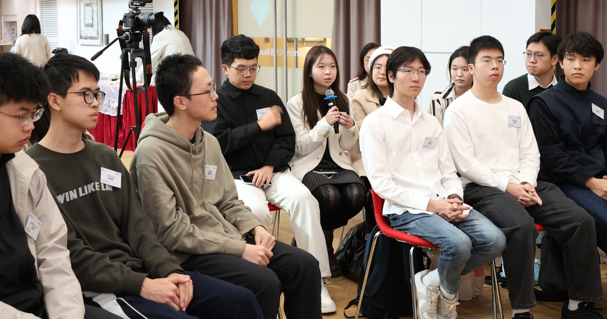 BDSIS students actively sharing their first‑semester learning experiences, highlighting how flexible study pathways have fostered independence and self‑discipline.