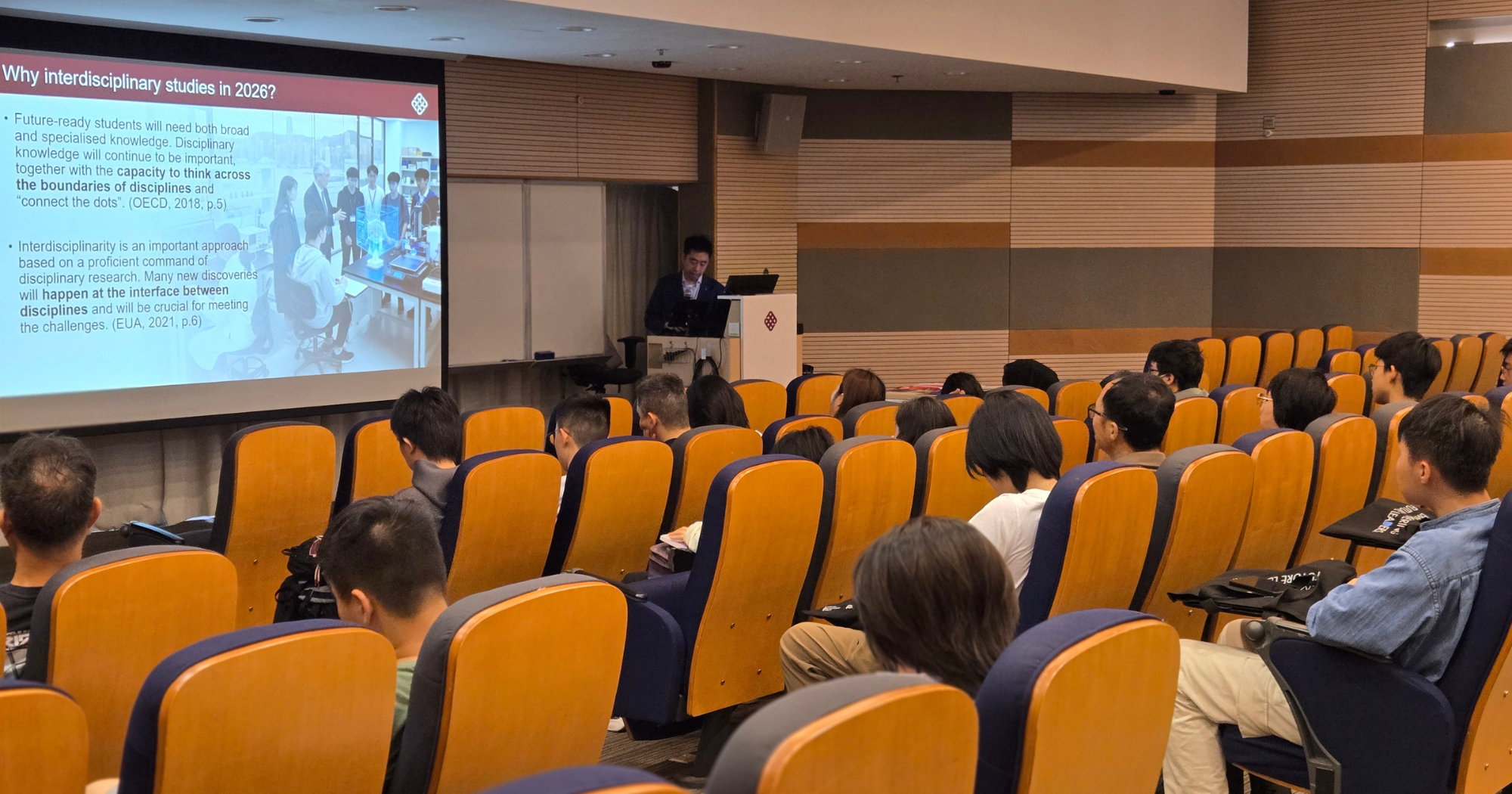Prof. Alan P. T. Lau introduced the vision and unique curriculum of the JS3000 BDSIS to the prospective students and parents.