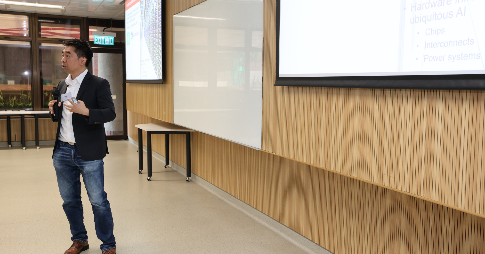Prof. Alan P. T. LAU, Associate Dean of CUS and Programme Leader of BDSIS, introduces the programme's curriculum and learning opportunities.