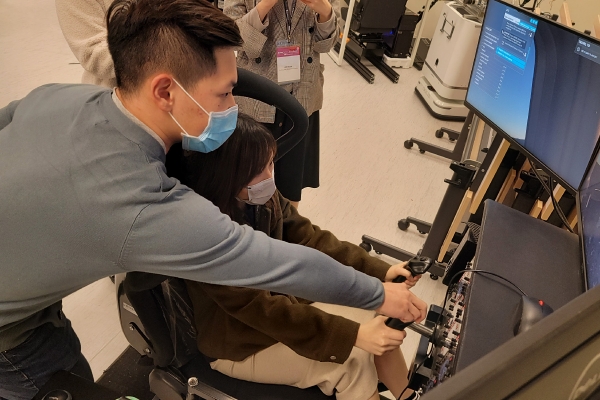 On-site demonstration Flight simulator_40