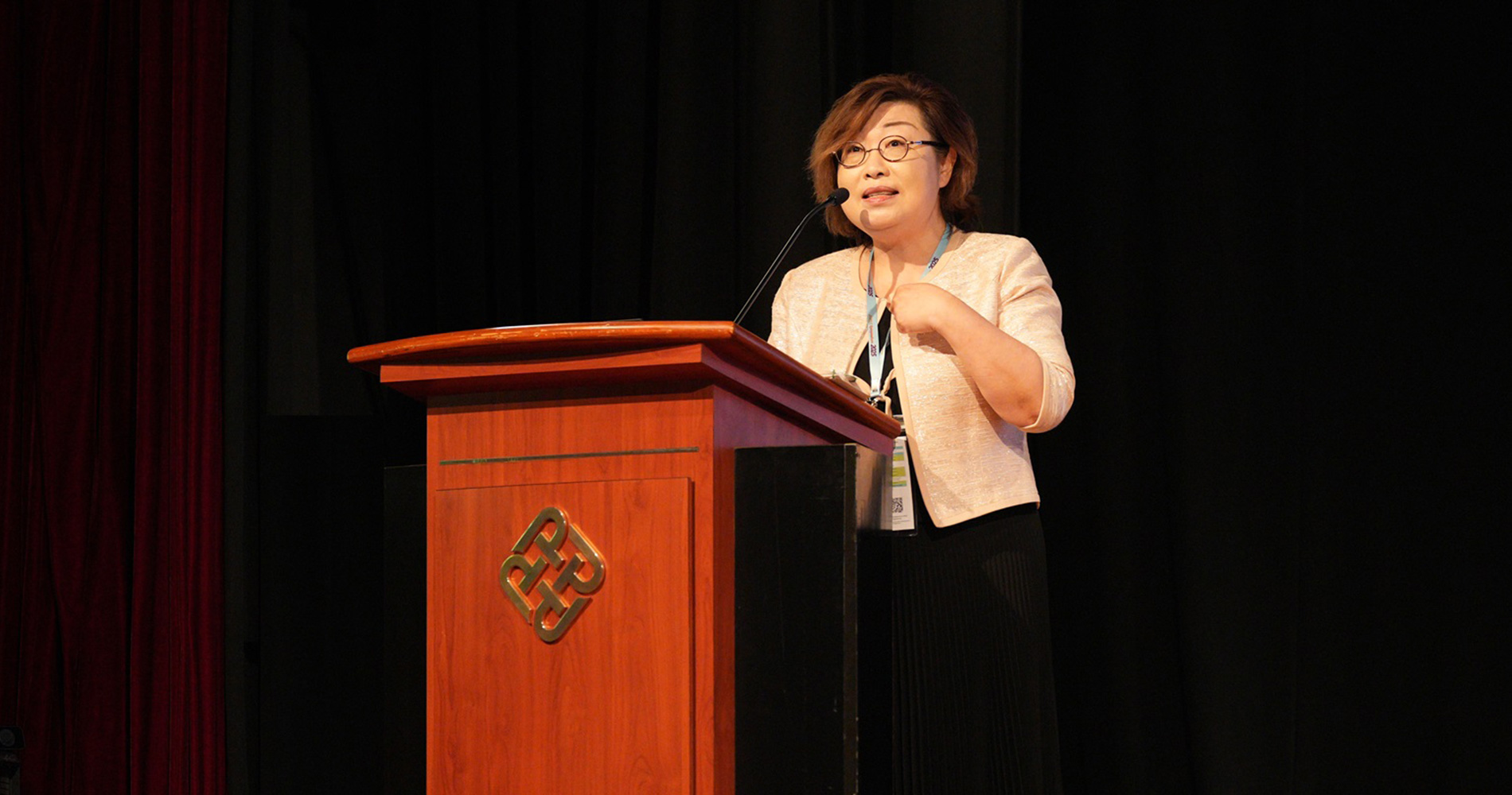 Dr_Julia_Chen_giving_her_opening_address_at_the_AHKLC_2025_Symposium