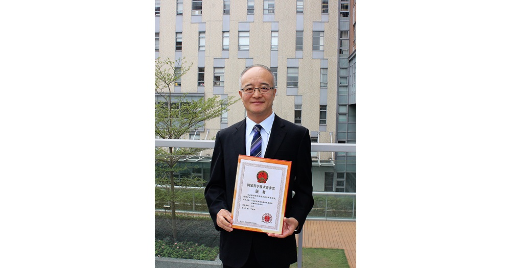 Prof Ding with his award