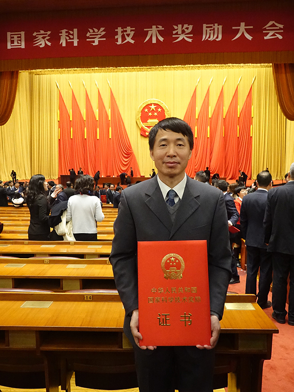 Prof Xia with his award