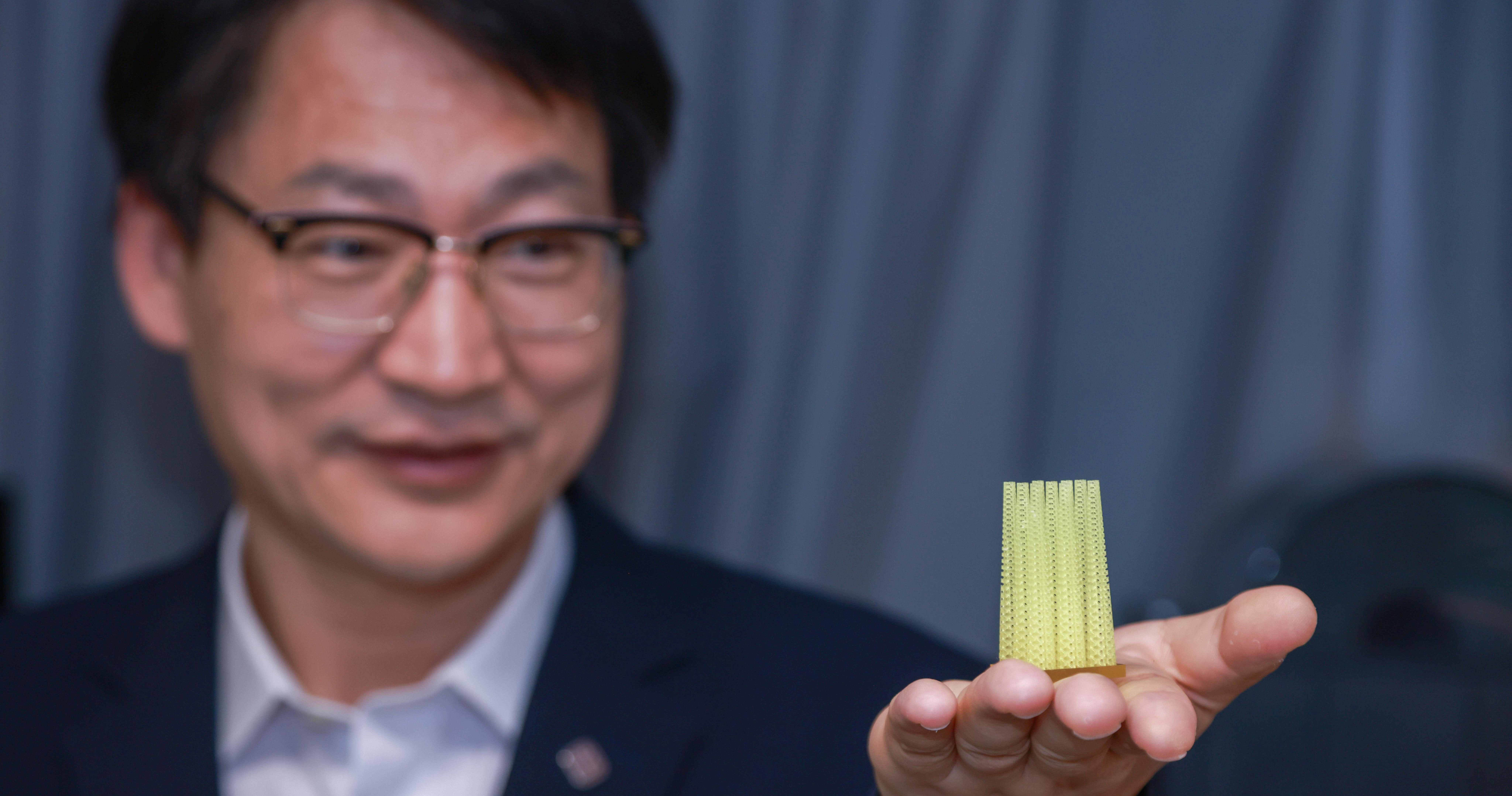 研究團隊構建了一款3 × 3陣列仿生3D超材料機械傳感器，各組件均採用了仿海膽棘刺的梯度多孔結構，無需額外電源，即可在水下即時記錄電訊號，並精準定位水流衝擊位置。