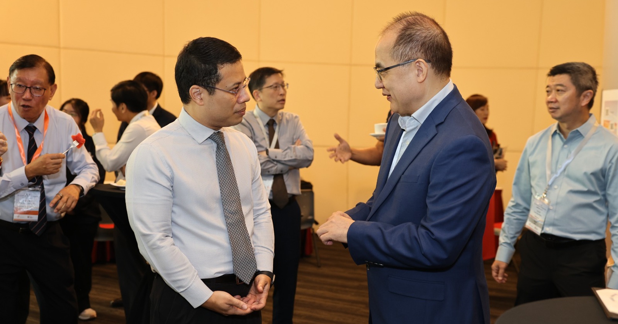 Minister Lee (left), Prof. Zhu (right), and and fellow participants engage in discussions and networking following the opening ceremony.