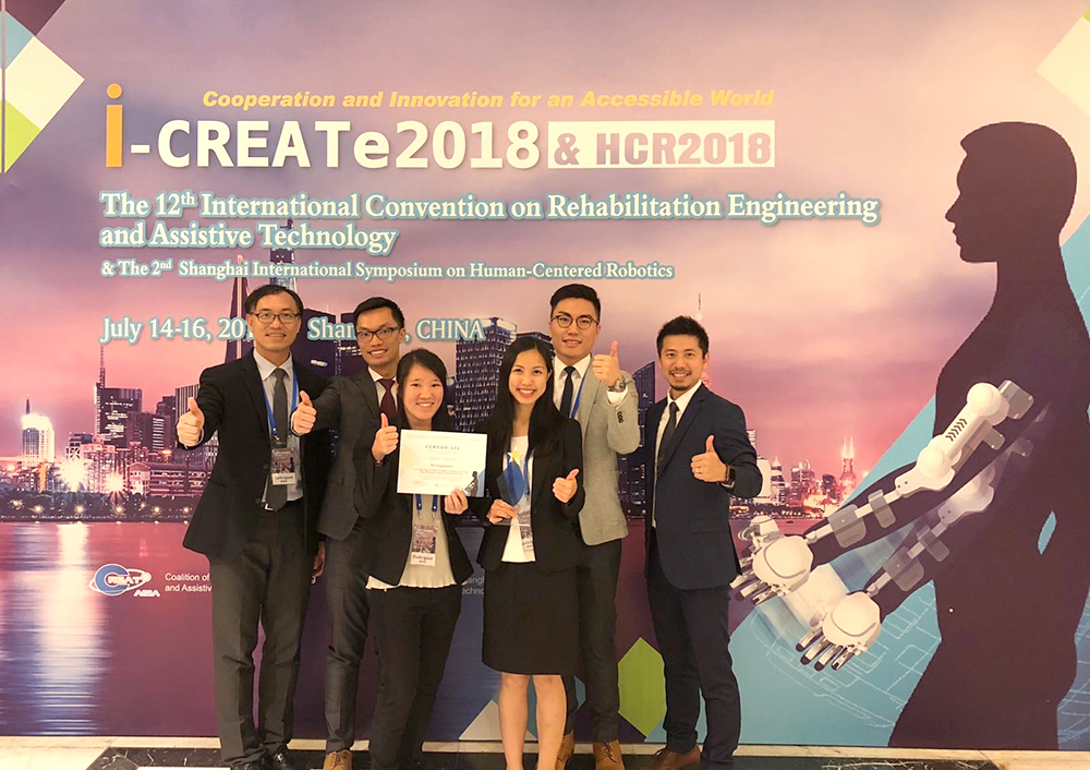 Group photo of the award winning students, RS Associate Professor Dr Kenneth Fong (first from left) and Clinical Associate Mr Eddie Hai (first from right)