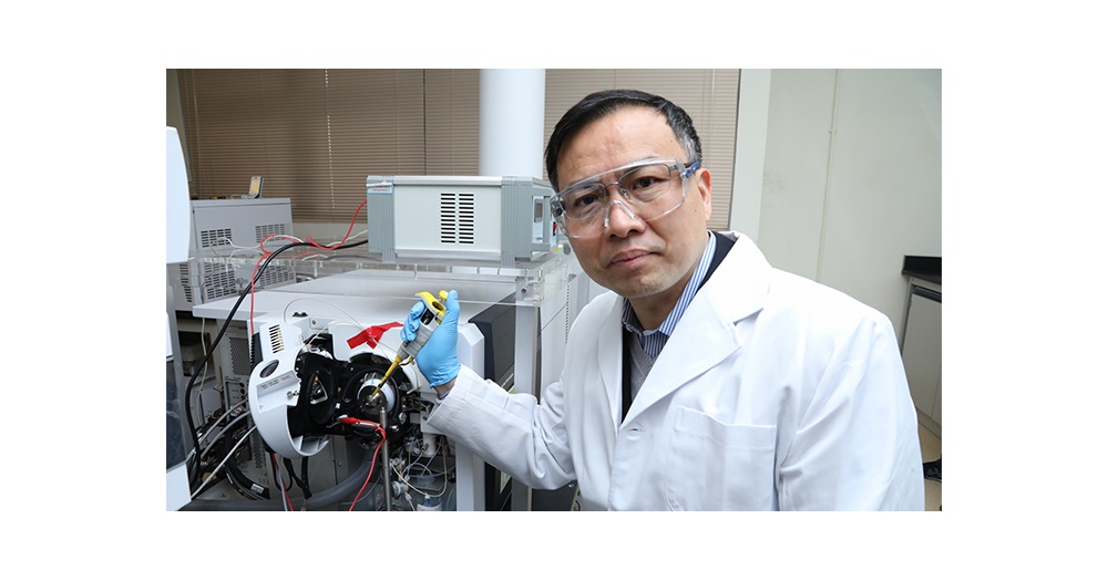 Dr Yao Zhongping, Associate Professor of PolyU’s Department of Applied Biology and Chemical Technology, uses direct ionization mass spectrometry method to authenticate Lingzhi and Tianma.