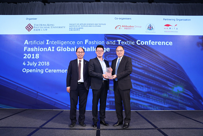 Dr Lam Tai-fai, Deputy Chairman of PolyU Council (right) and Prof. Wong Wing-tak, Dean of the Faculty of Applied Science and Textiles (left) present a souvenir to Mr Zhuang Zhuo-ran, Vice President of Alibaba Group (centre).