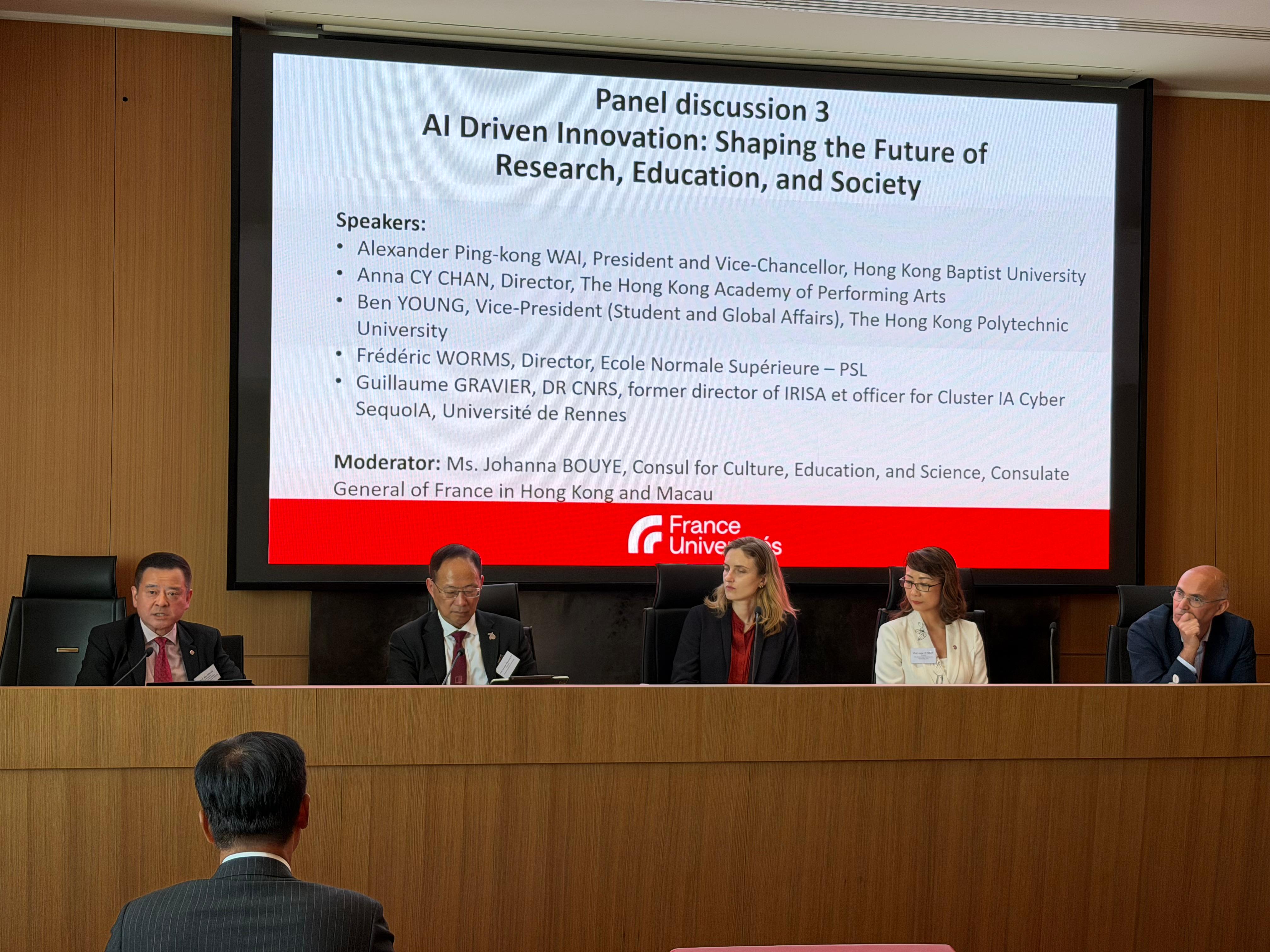 A high-level panel discussion was held on the topic of “AI-Driven Innovation”.