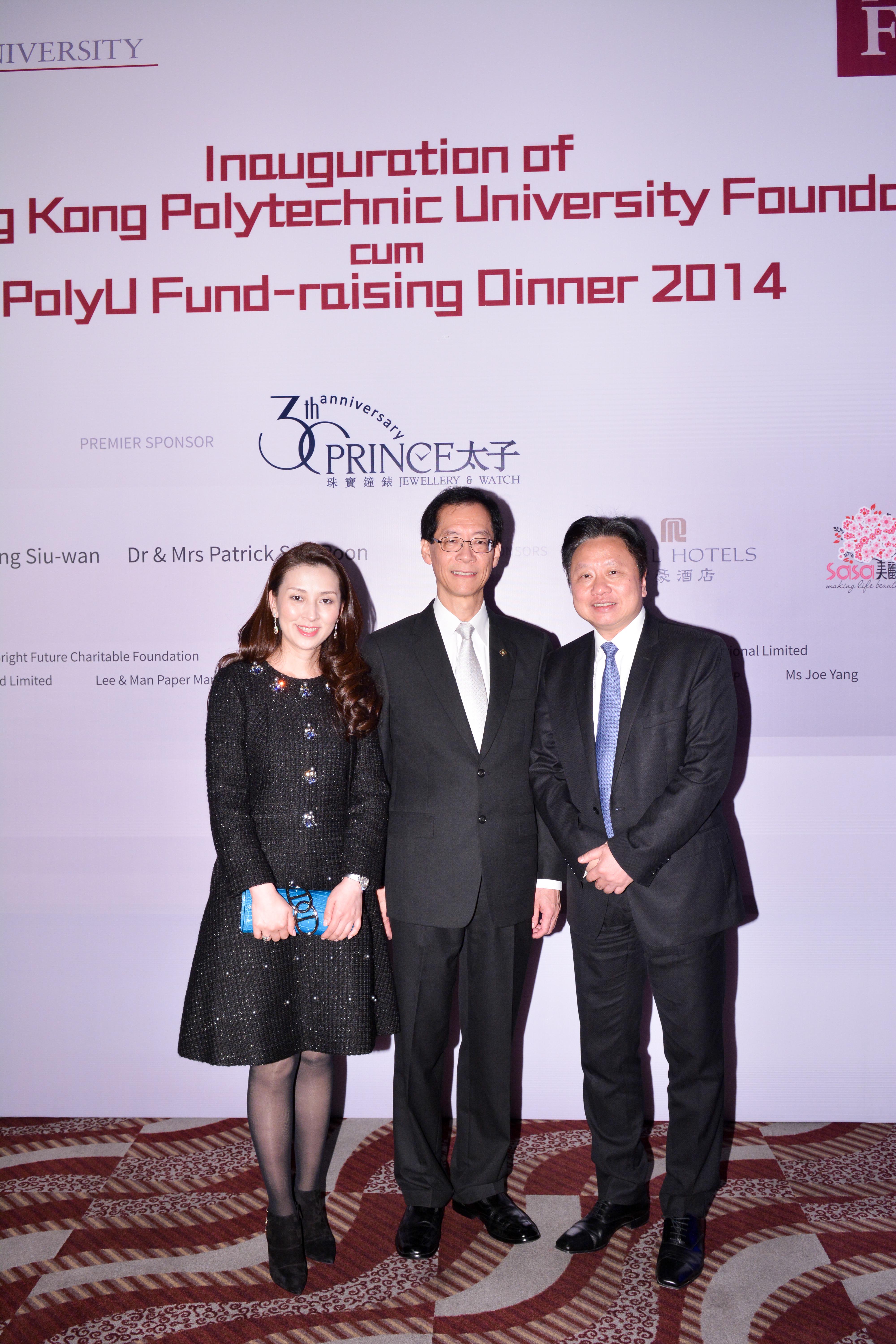 鄧宣宏雁女士（晚宴「至尊」贊助太子珠寶鐘錶副主席及執行董事）、唐偉章教授（香港理工大學校長），以及鄧鉅明博士（晚宴「至尊」贊助太子珠寶鐘錶主席及行政總裁）。
