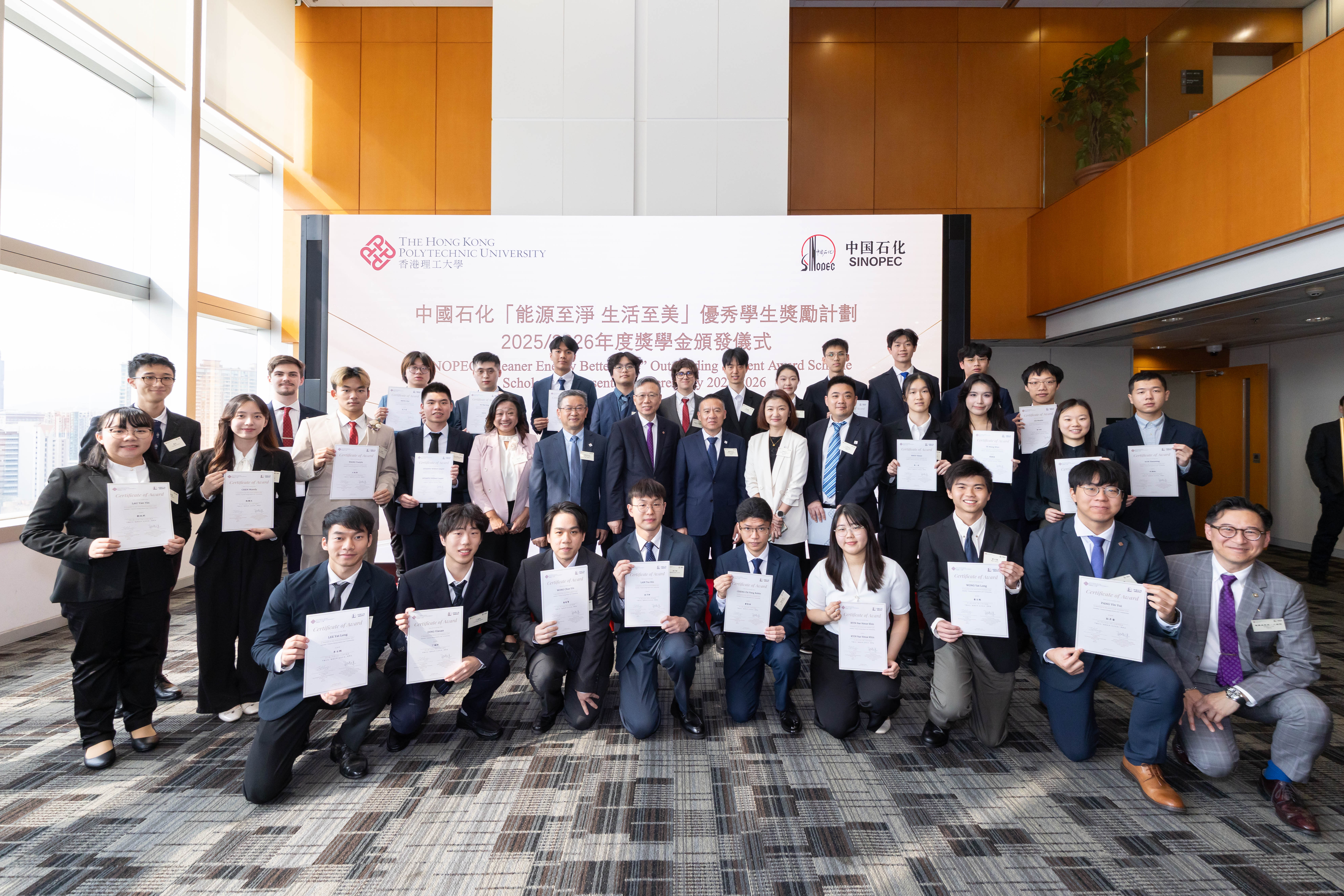 一众嘉宾与获奖学生合影。