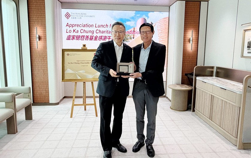 As a token of appreciation, PolyU President Professor Jin-Guang Teng presented a souvenir to Mr Peter Lo, Chairman of the Lo Ka Chung Charitable Foundation, in recognition of his staunch support for PolyU.