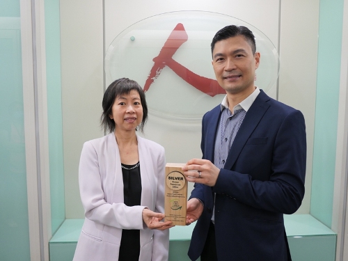  Presenting the Silver Award to Human Resources Office