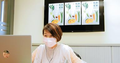 Invited speaker talks on fruit industry in Hong Kong