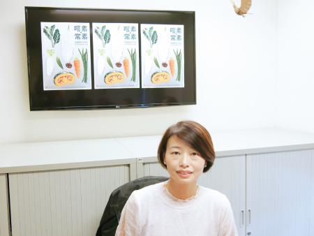 Invited speaker talks on fruit industry in Hong Kong