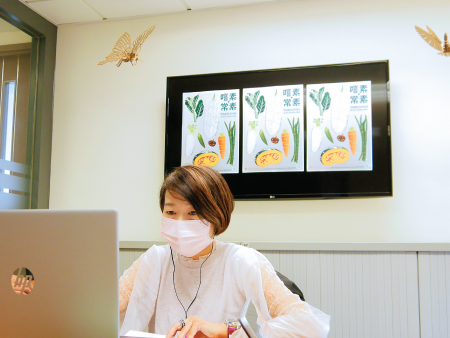 Invited speaker talks on fruit industry in Hong Kong