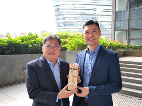 Presenting the Gold Award to Facilities Management Office
