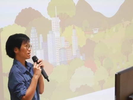 Kami, the invited speaker, talks about trees in city area