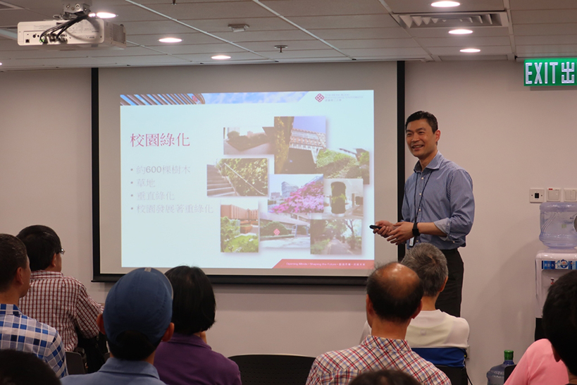 Returning alumni joined a tour of PolyU’s green campus