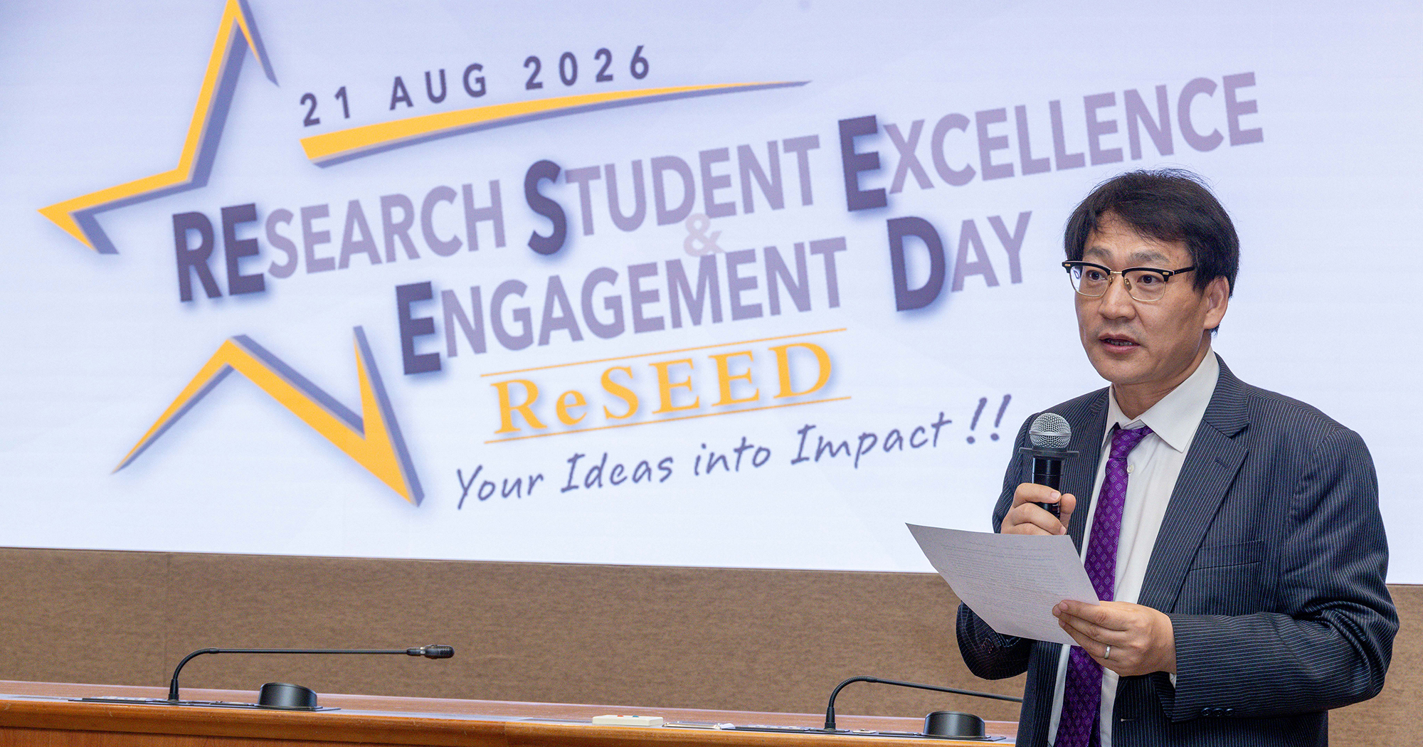 Prof. WANG Zuankai, Dean of the Graduate School delivers his welcome remarks