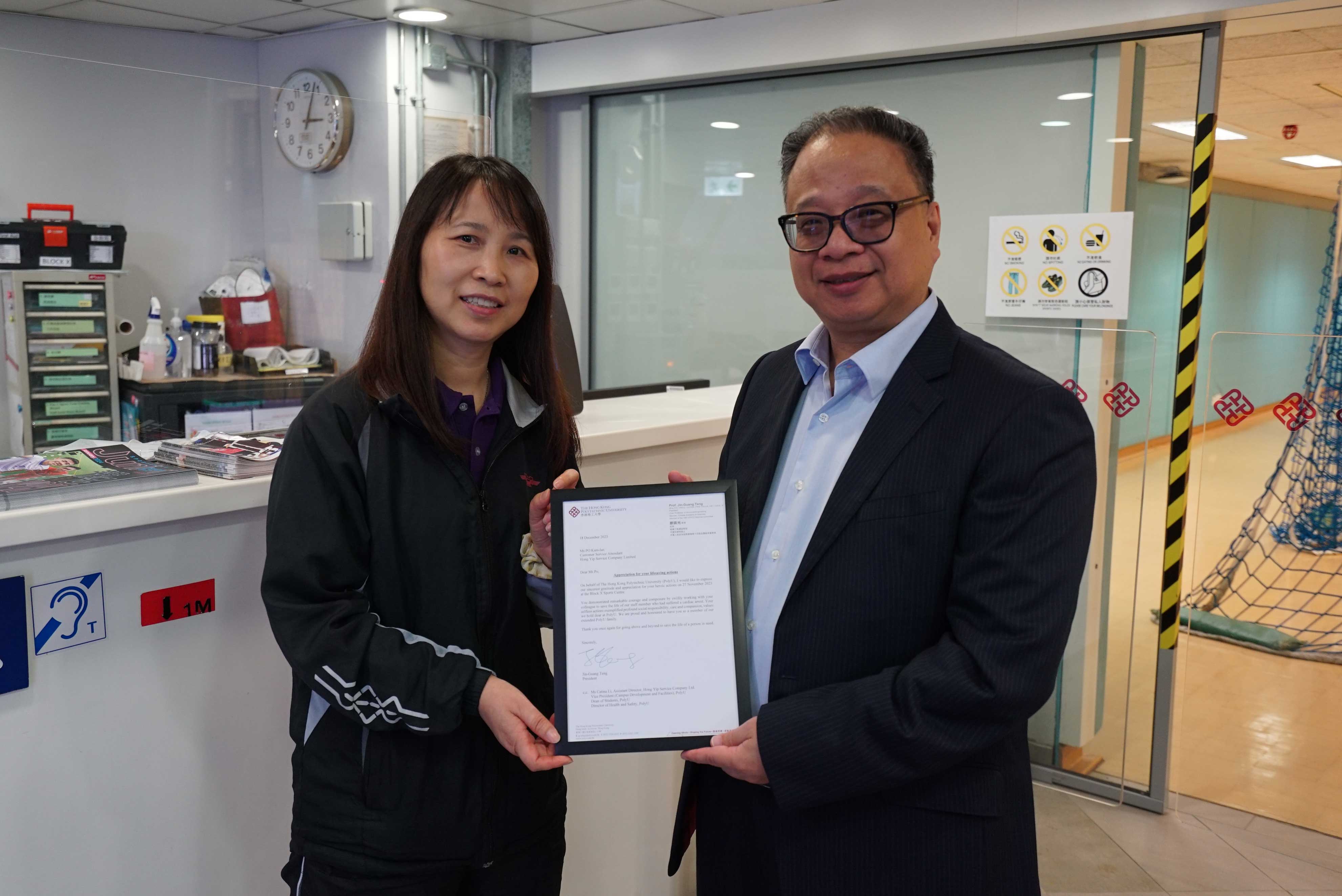 Mr. Simon Wong presented the commendation letter to Ms. Po to thank her lifesaving actions.