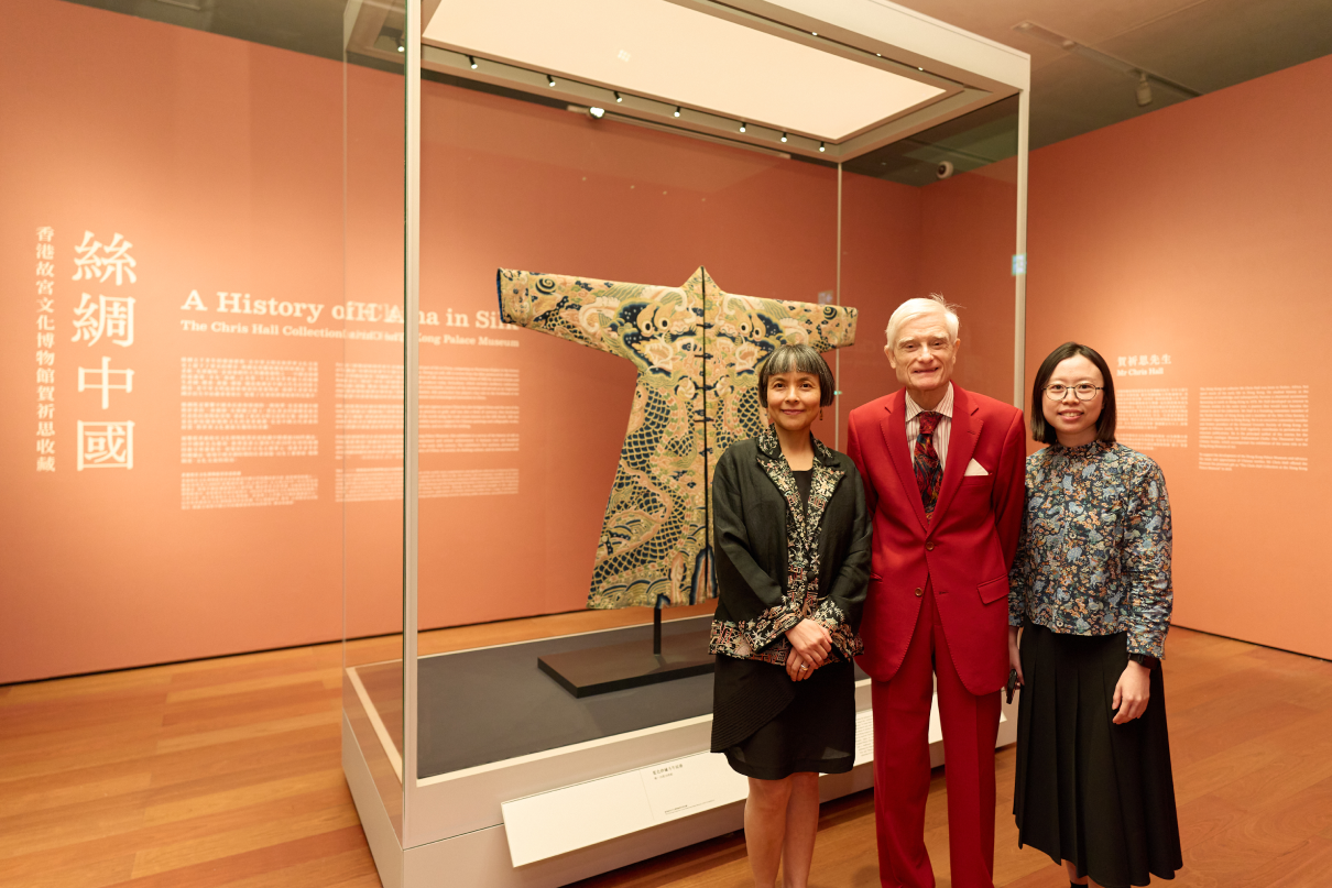 Mr Chris Hall (centre) and representatives of the Hong Kong Palace Museum attended the media preview of the “A History of China in Silk: The Chris Hall Collection at the Hong Kong Palace Museum” thematic exhibition.