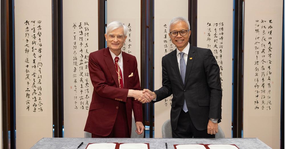 Mr. Chris Hall offered the HKPM his promised gifts as “The Chris Hall Collection at the Hong Kong Palace Museum”. (From Left) Mr Chris Hall; Dr Louis Ng, Museum Director of the HKPM