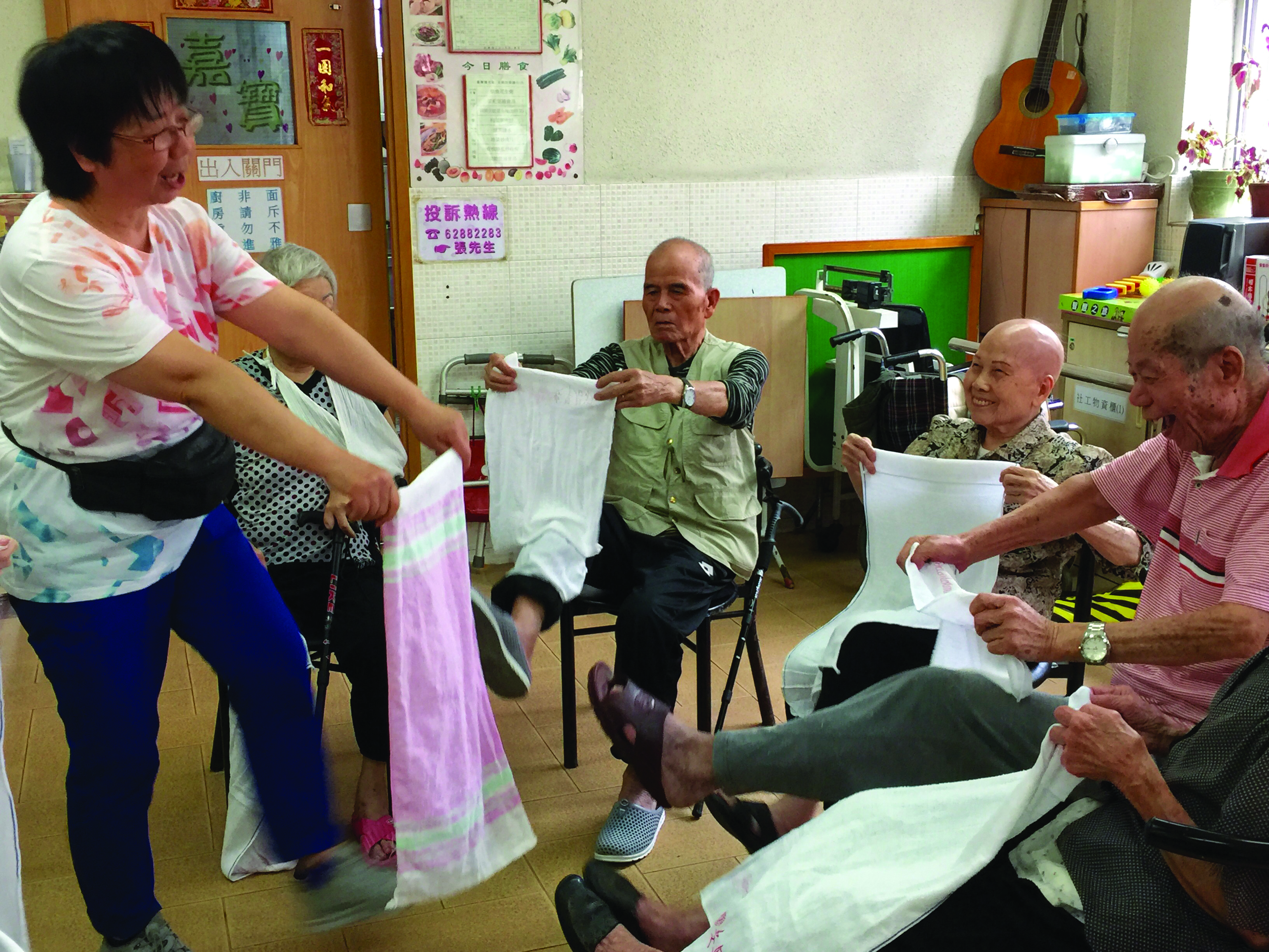 peers teaching towel dancing to strengthen leg muscleIMG396920160429