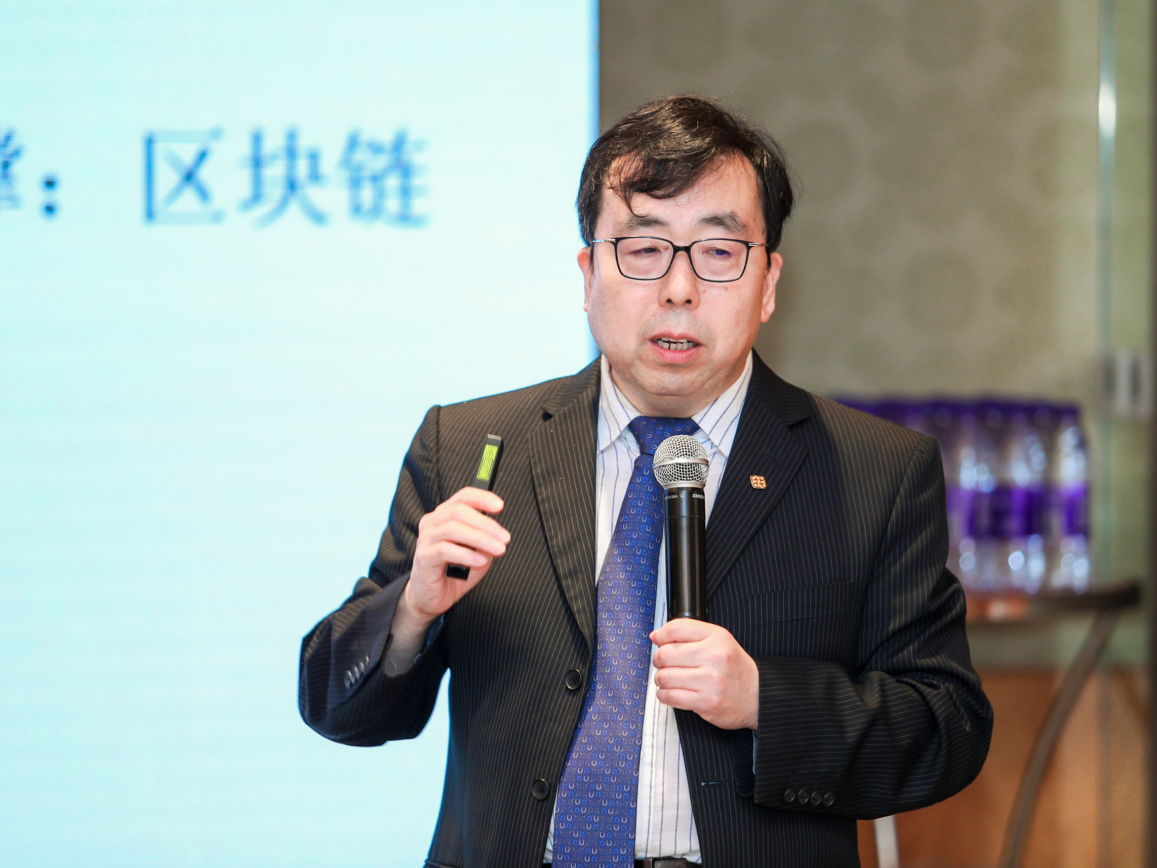 AK7I1076_3357331359-3693510440