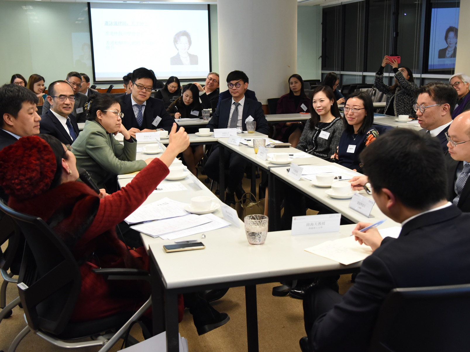 嘉賓就議題進行討論