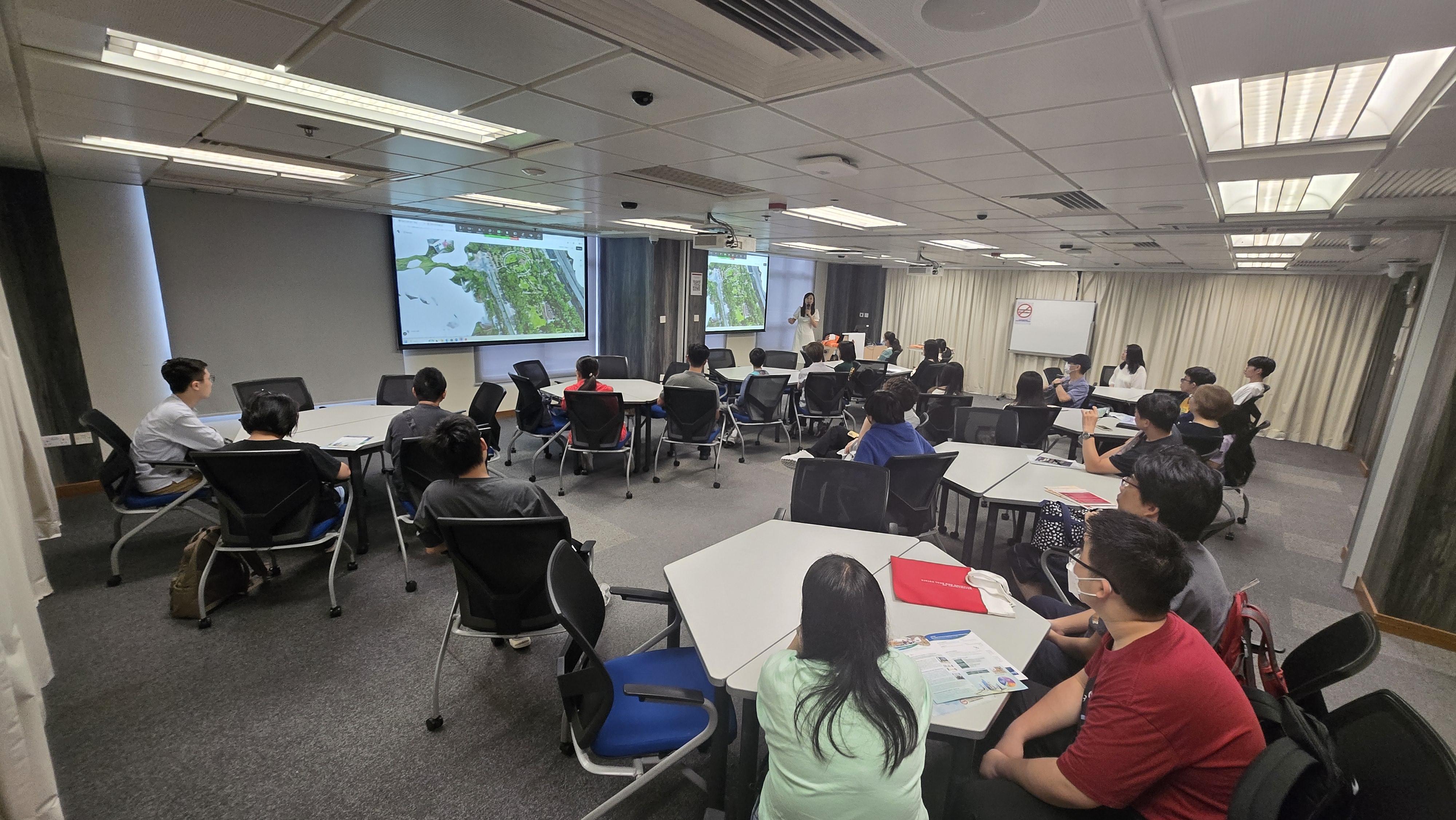 Dr. Sissi Chen, Lecturer and Deputy Programme Leader of our BSc programme, conducted the seminar to share information about our BSc programme with recent HKDSE students and their parents.